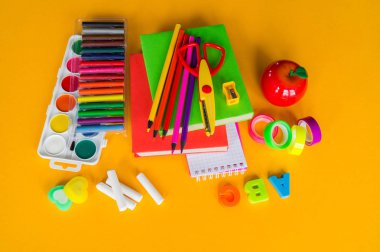 Kırtasiye sarısı arka plan. Eğitim. Öğrenme ve yaratıcılık için eğitim materyali.