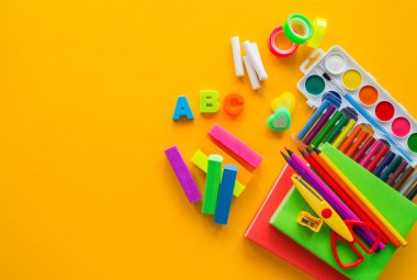 Kırtasiye sarısı arka plan. Eğitim. Öğrenme ve yaratıcılık için eğitim materyali.