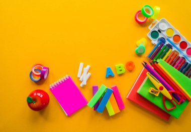 Kırtasiye sarısı arka plan. Eğitim. Öğrenme ve yaratıcılık için eğitim materyali.