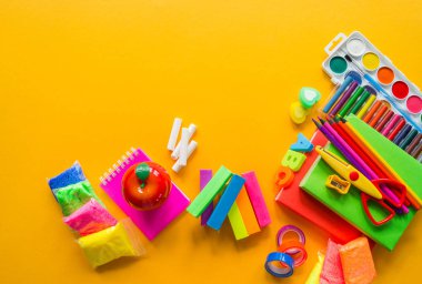 Kırtasiye sarısı arka plan. Eğitim. Öğrenme ve yaratıcılık için eğitim materyali.