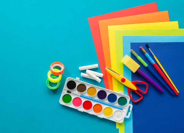 Papelería para estudiar en la escuela se encuentra en azul. De vuelta a la escuela. Color del arco iris —  Fotos de Stock