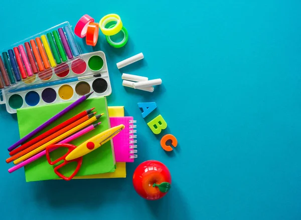 Papelaria para estudo na escola encontra-se em azul. De volta à escola. Cor do arco-íris — Fotografia de Stock