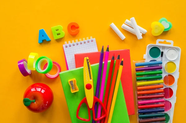 Papelería fondo amarillo. Educación. Material de formación para el aprendizaje y la creatividad . —  Fotos de Stock