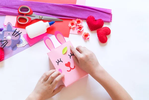 Barnhänder gör en låda kanin. Semester påsk ljus. Material för kreativ. hand människor — Stockfoto