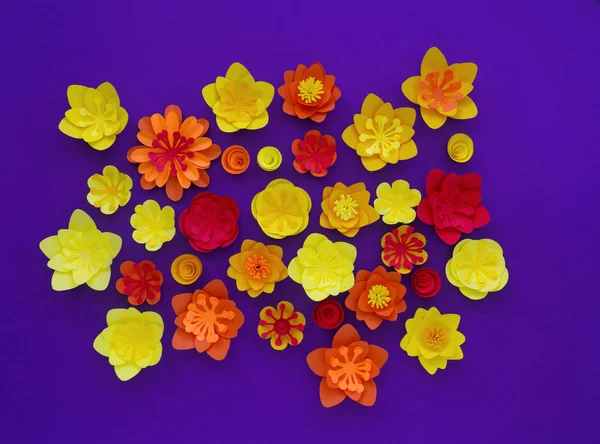 Dekorative Blumen aus Bastelpapier auf violettem Hintergrund. Handarbeit. Frühlingsurlaubspostkarte. — Stockfoto