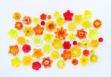 Beyaz arka plan üzerinde zanaat kağıttan yapılmış dekoratif çiçekler. El işi. Bahar Tatili Kartpostalı.