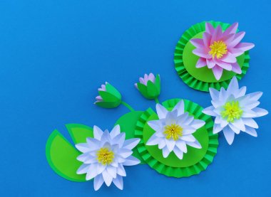 Kağıttan yapılmış nilüfer çiçeği. Mavi arka plan. Origami hobisi. Nazik taç yaprağı. Spase kopyala