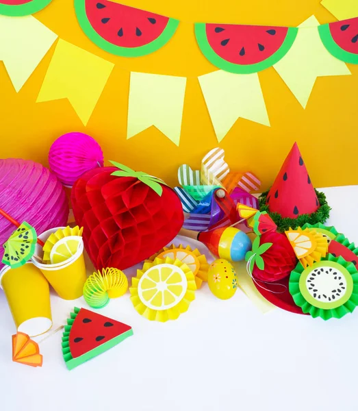 Arredamento per una vacanza di compleanno da bambini. Festa della frutta. Torta e caramelle dolci . — Foto Stock