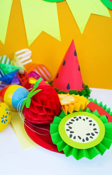 Decoración para unas vacaciones de cumpleaños de los niños. Fiesta de frutas. Pastel y dulces dulces . — Foto de Stock