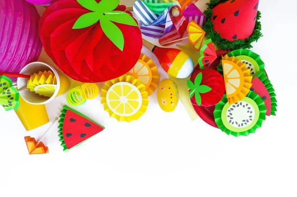 Decoración para unas vacaciones de cumpleaños de los niños. Fiesta de frutas. Pastel y dulces dulces . — Foto de Stock