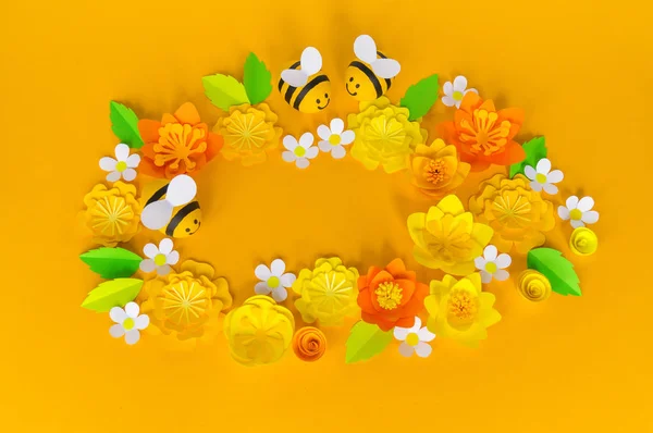 Святковий мед. Жовтий фон. Реміснича бджола пофарбована в яйце. Великдень. Орігамі квітка паперу. Література . — стокове фото