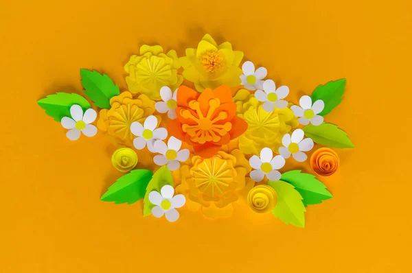 Cariño navideño. Fondo amarillo. Huevo pintado de abeja artesanal. Semana Santa. Origami flor de papel. Cartas . — Foto de Stock