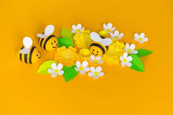 假日蜂蜜。黄色背景。手工艺品蜜蜂画鸡蛋。复活节。折纸花。刻字. — 图库照片
