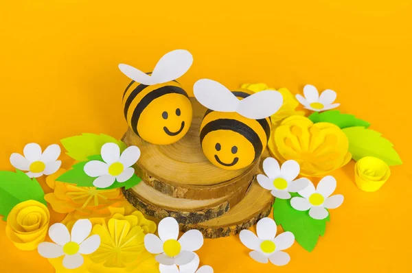 Святковий мед. Жовтий фон. Реміснича бджола пофарбована в яйце. Великдень. Орігамі квітка паперу. Література . — стокове фото