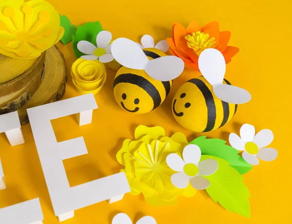 Святковий мед. Жовтий фон. Реміснича бджола пофарбована в яйце. Великодня . — стокове фото