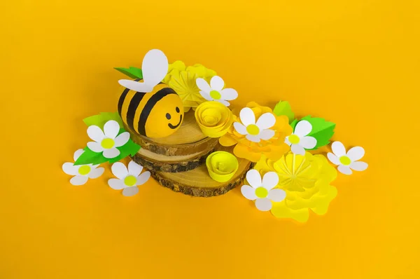 Ferienhonig. gelber Hintergrund. Bastelbiene bemalte Ei. Ostern. Origami-Papierblume. Schriftzug. — Stockfoto