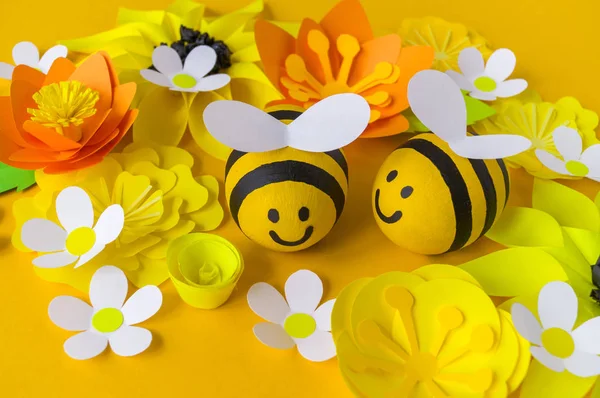 Ünnep méz. Sárga háttér. Kézműipari méh festett tojás. Húsvéti. Origami papír virág. Betűkkel. — Stock Fotó