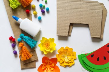 Diy cinco de mayo Meksika Pinata llama beyaz bir arka plan üzerinde karton ve krep kağıt kendi ellerinizi yaptı.