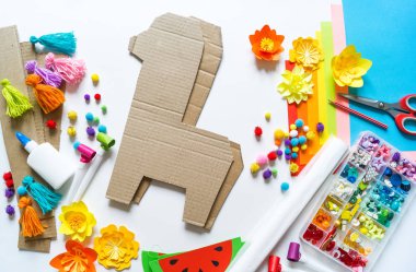 Diy cinco de mayo Meksika Pinata llama beyaz bir arka plan üzerinde karton ve krep kağıt kendi ellerinizi yaptı.