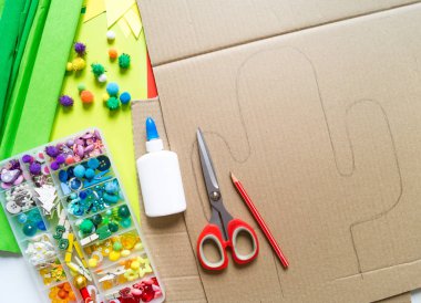 Diy cinco de mayo Meksika Pinata kaktüs beyaz bir arka plan üzerinde karton ve krep kağıt kendi ellerinizi yaptı.