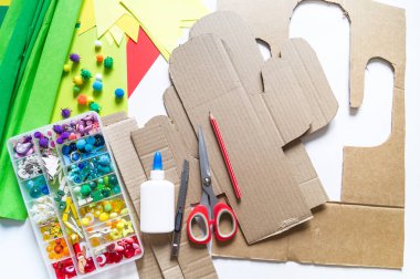 Diy cinco de mayo Meksika Pinata kaktüs beyaz bir arka plan üzerinde karton ve krep kağıt kendi ellerinizi yaptı.