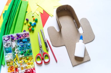 Diy cinco de mayo Meksika Pinata kaktüs beyaz bir arka plan üzerinde karton ve krep kağıt kendi ellerinizi yaptı.