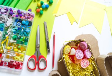 Diy cinco de mayo Meksika Pinata kaktüs beyaz bir arka plan üzerinde karton ve krep kağıt kendi ellerinizi yaptı.