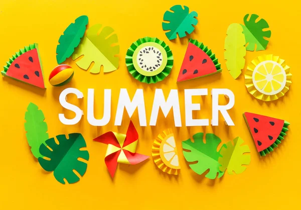 Cartas de mano de mayo. Palabra de verano rodeada de frutas y bayas, fondo amarillo hoja tropical . —  Fotos de Stock