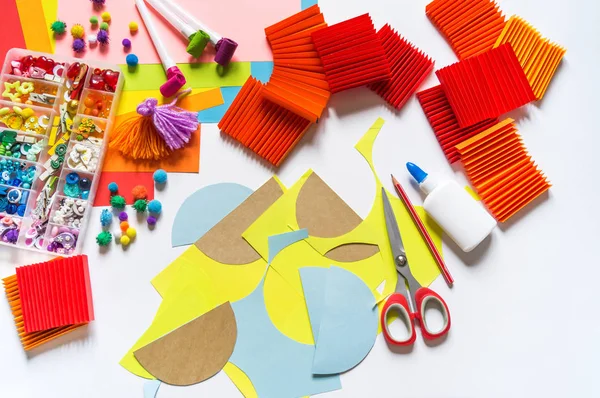 Mexican paper garlands decorating. Cinco De Mayo colorful traditional picado banner festive. — Stock Photo, Image