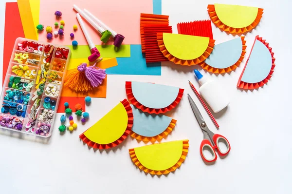 Mexican paper garlands decorating. Cinco De Mayo colorful traditional picado banner festive. — Stock Photo, Image