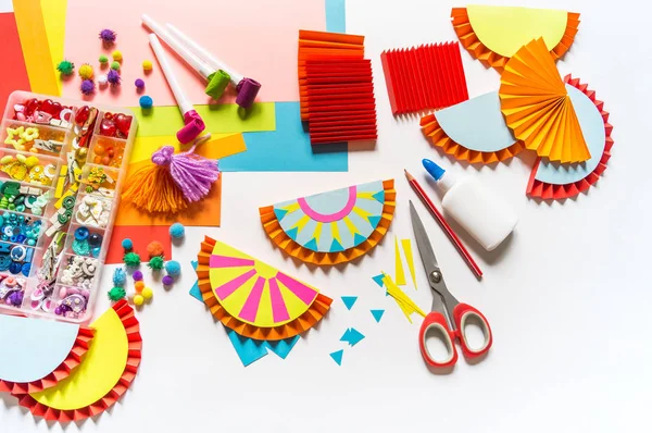 Mexikanische Papiergirlanden schmücken. cinco de mayo bunte traditionelle picado banner festlich. — Stockfoto