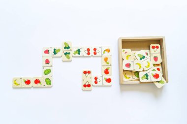 Matematik çalışması için Montessori malzeme. Doğal malzeme. Meyveli domino taşları