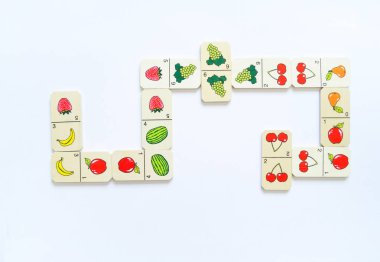 Matematik çalışması için Montessori malzeme. Doğal malzeme. Meyveli domino taşları