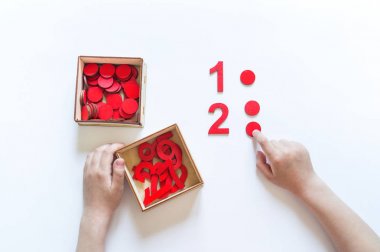 Montessori malzemesi. Çocukların elleri. Matematik çalışması