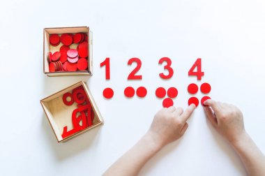 Montessori malzemesi. Çocukların elleri. Matematik çalışması
