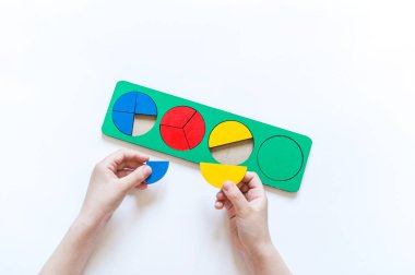 Montessori malzemesi. Çocukların elleri. Bütün ve bir parça. Kesir. Matematik çalışması