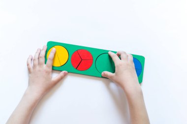 Montessori malzemesi. Çocukların elleri. Bütün ve bir parça. Kesir. Matematik çalışması