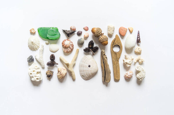 Натуральным материалом являются ракушки и палочки, шишки и перья кораллов, собирающие плоские натюрморты. Красный цвет
.