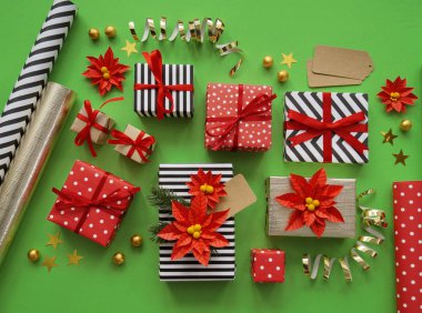 Noel hediyeleri paketleme süreci. Poinsettia. Yeni Yıl.