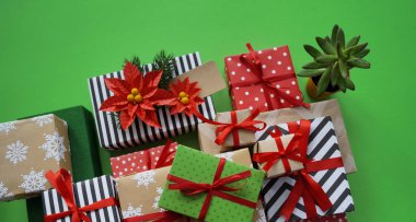 Noel hediyeleri paketleme süreci. Poinsettia. Yeni Yıl.