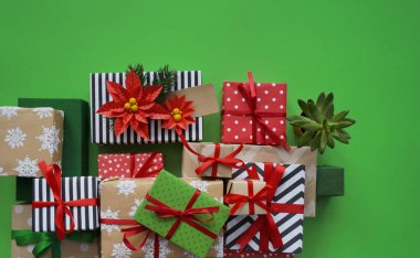 Noel hediyeleri paketleme süreci. Poinsettia. Yeni Yıl.