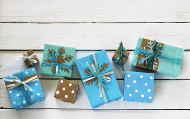 Yeni yıl'ın hediye kutuları. Hediye paketleme. Noel dekor ve süslemeler.