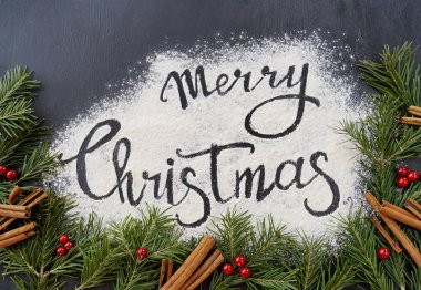 Yeni Yıl dekoru, yazıtın ortasında, siyah ahşap bir arka plan üzerinde bir daire içinde bulunan