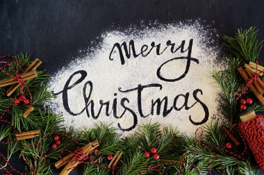 Yeni Yıl dekoru, yazıtın ortasında, siyah ahşap bir arka plan üzerinde bir daire içinde bulunan