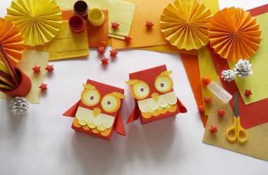 Bir kutu bir baykuş bir hediye paketi için bir çocuk ana sınıfı.