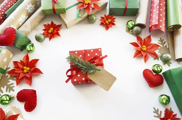 Η διαδικασία της συσκευασίας Χριστουγεννιάτικα δώρα. Poinsettia. Πρωτοχρονιά. — Φωτογραφία Αρχείου