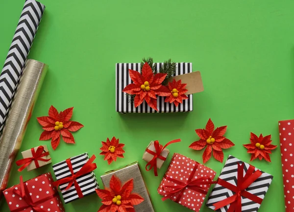 Η διαδικασία της συσκευασίας Χριστουγεννιάτικα δώρα. Poinsettia. Πρωτοχρονιά. — Φωτογραφία Αρχείου