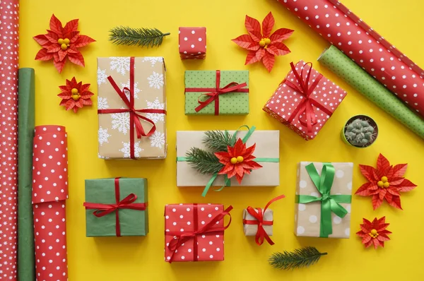 Het proces van het verpakken van Kerstcadeaus. Poinsettia. Nieuwjaar. — Stockfoto