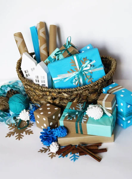 El regalo de fiesta de Año Nuevo en las cajas. Embalaje de regalos. Decoración y decoraciones navideñas . — Foto de Stock