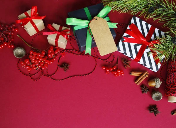 Ünnepi szilveszteri ajándéka. A karácsonyi ajándék csomagolásának folyamata. — Stock Fotó